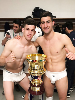 Twink atleti palestrati – pompini sotto la doccia e sborrate calde — Giovani — foto 13/20