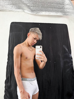 I ragazzi di gennaio si scaldano a vicenda con pompini e seghe — Twink — foto 162/200