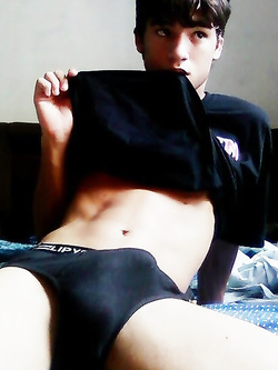 Collezione mutande bagnate – cazzi che escono dai boxer e sborrano — Twink — foto 27/96