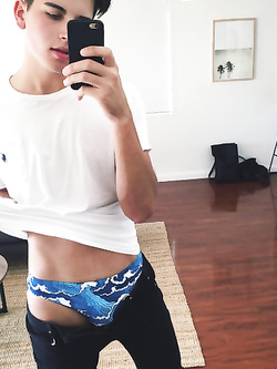 Collezione mutande bagnate – cazzi che escono dai boxer e sborrano — Twink — foto 30/96