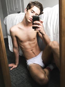 Collezione mutande bagnate – cazzi che escono dai boxer e sborrano — Twink — foto 42/96