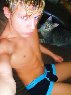 Collezione mutande bagnate – cazzi che escono dai boxer e sborrano — Twink — foto 45/96