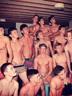 Collezione mutande bagnate – cazzi che escono dai boxer e sborrano — Twink — foto 94/96