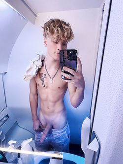 Twink carini si filmano mentre si segano e schizzano sperma — Cazzi Grossi — foto 31/41