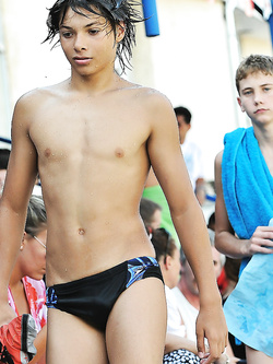 Culi bagnati in piscina e spiaggia – gay hard da leccare — Sesso in Pubblico — foto 4/28