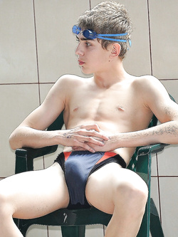 Culi bagnati in piscina e spiaggia – gay hard da leccare — Sesso in Pubblico — foto 6/28