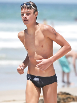 Culi bagnati in piscina e spiaggia – gay hard da leccare — Sesso in Pubblico — foto 8/28