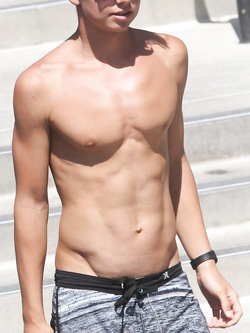 Culi bagnati in piscina e spiaggia – gay hard da leccare — Sesso in Pubblico — foto 11/28