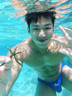 Culi bagnati in piscina e spiaggia – gay hard da leccare — Sesso in Pubblico — foto 12/28