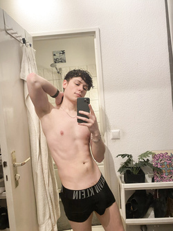 Hunks gay con pettorali nudi e erezioni dure — Twink — foto 7/99