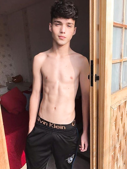 Hunks gay con pettorali nudi e erezioni dure — Twink — foto 9/99