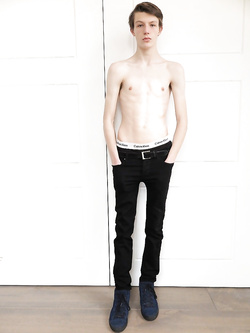 Hunks gay con pettorali nudi e erezioni dure — Twink — foto 13/99