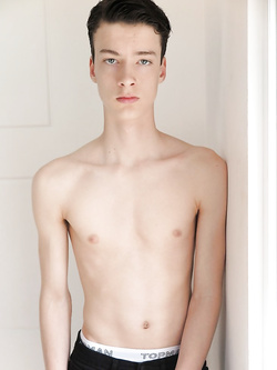 Hunks gay con pettorali nudi e erezioni dure — Twink — foto 14/99