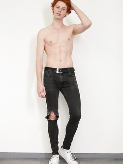 Hunks gay con pettorali nudi e erezioni dure — Twink — foto 16/99