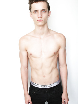Hunks gay con pettorali nudi e erezioni dure — Twink — foto 18/99