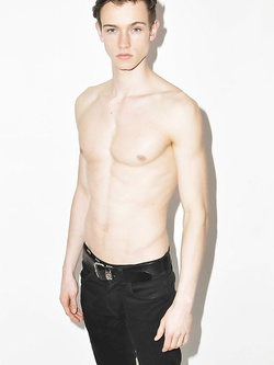 Hunks gay con pettorali nudi e erezioni dure — Twink — foto 20/99