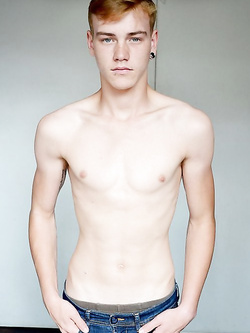 Hunks gay con pettorali nudi e erezioni dure — Twink — foto 22/99