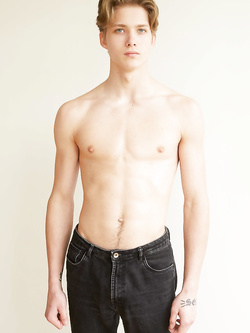 Hunks gay con pettorali nudi e erezioni dure — Twink — foto 23/99