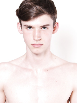 Hunks gay con pettorali nudi e erezioni dure — Twink — foto 28/99