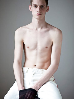 Hunks gay con pettorali nudi e erezioni dure — Twink — foto 45/99