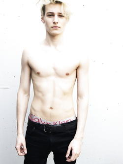 Hunks gay con pettorali nudi e erezioni dure — Twink — foto 47/99