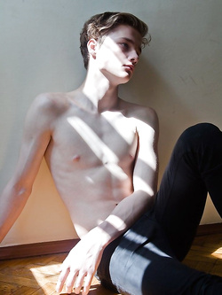 Hunks gay con pettorali nudi e erezioni dure — Twink — foto 50/99