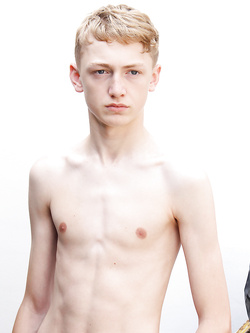 Hunks gay con pettorali nudi e erezioni dure — Twink — foto 54/99