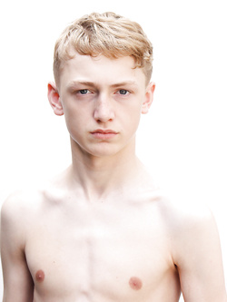 Hunks gay con pettorali nudi e erezioni dure — Twink — foto 98/99