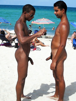 Ragazzi nudi gay in spiaggia al mare — Sesso in Pubblico — foto 16/94