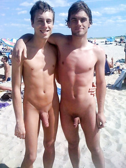 Ragazzi nudi gay in spiaggia al mare — Sesso in Pubblico — foto 21/94