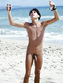 Ragazzi nudi gay in spiaggia al mare — Sesso in Pubblico — foto 52/94