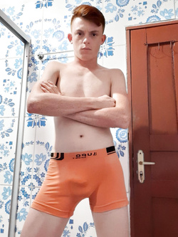 Sexy twink italiano rosso sega da urlo — Twink — foto 1/20