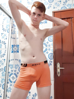 Sexy twink italiano rosso sega da urlo — Twink — foto 2/20