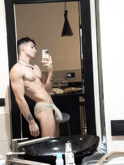 Antonio italiano mostra cazzo enorme non circonciso — Cazzi Grossi — foto 1/32
