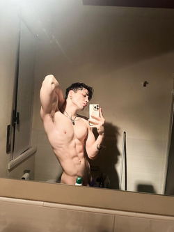 Antonio italiano mostra cazzo enorme non circonciso — Cazzi Grossi — foto 8/32