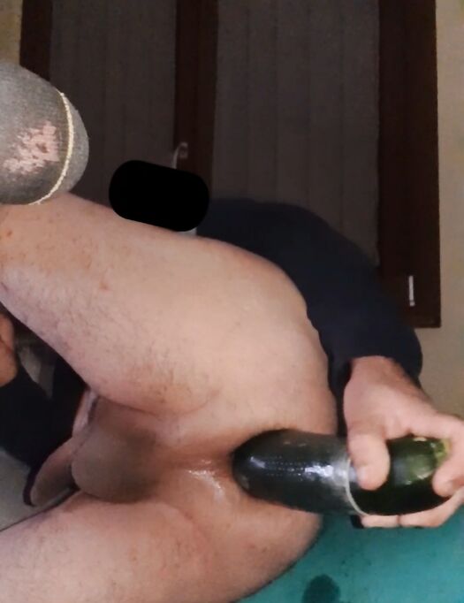 Grossa zucchina il culo mi ha sfondato